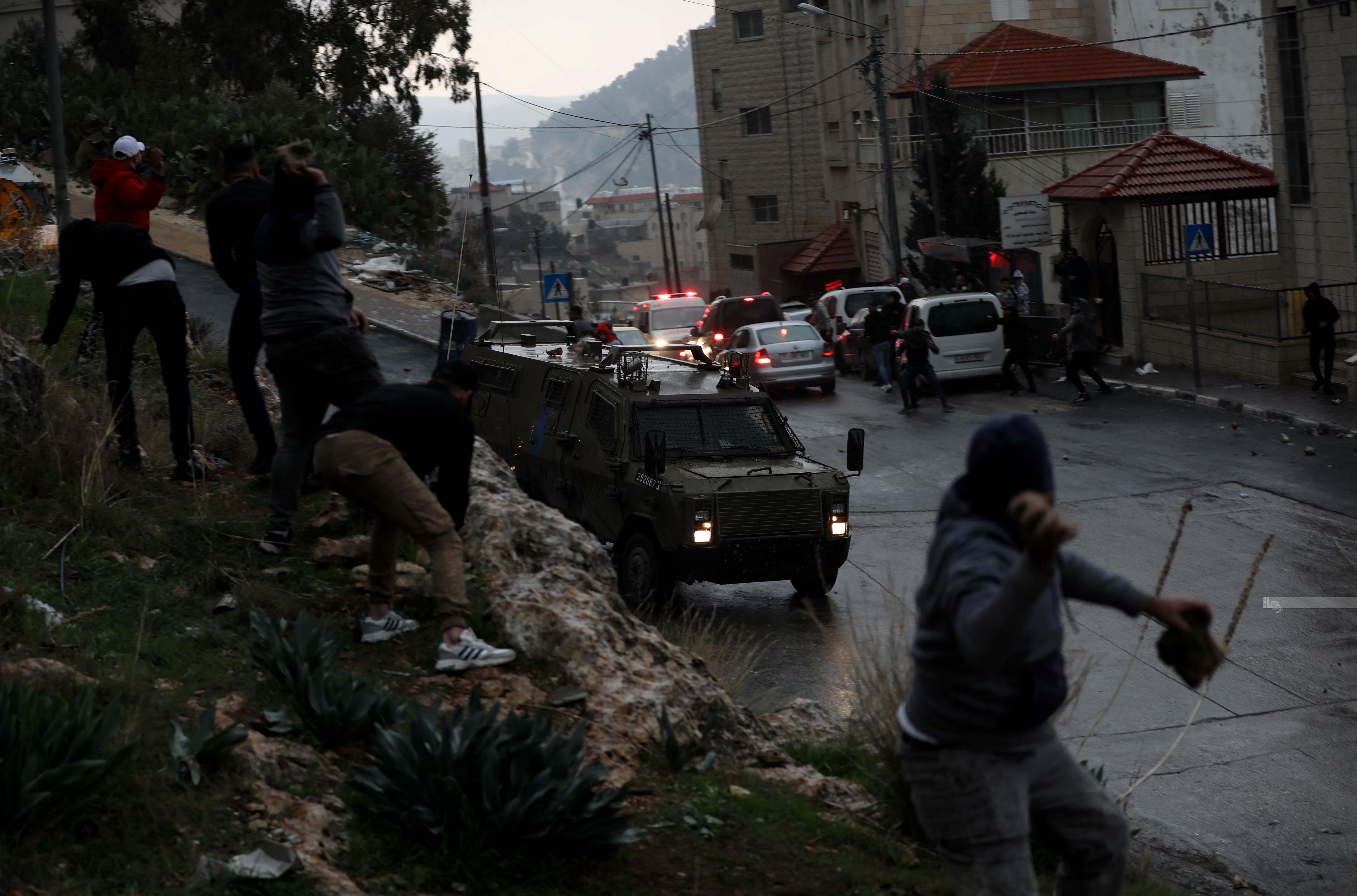 شبان يتصدون لقوات الاحتلال خلال اقتحامها مدينة نابلس (تصوير - أيمن نوباني/وفا)